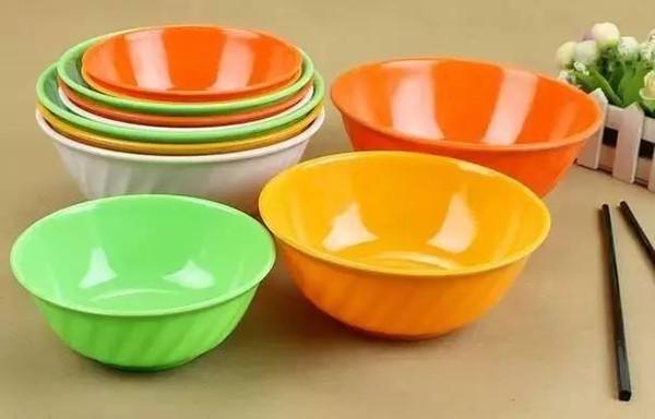 Bé 1 tuổi bị bệnh bạch cầu, mẹ bất ngờ vì chiếc bát ăn cơm lại là nguyên nhân-2