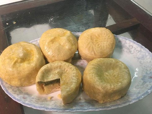 Cô gái khoe bánh trung thu phiên bản lỗi, làm bằng lò vi sóng lại nửa sống nửa chín khiến 