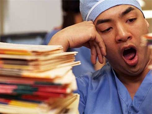Bác sĩ 26 tuổi đang khỏe mạnh bỗng tử vong chỉ vì thói quen hầu hết mọi người đều có