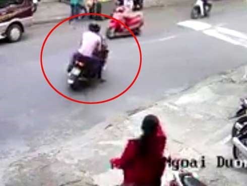Cô gái đi xe máy bị 2 thanh niên đẩy ngã, cướp xe táo tợn ở Sài Gòn