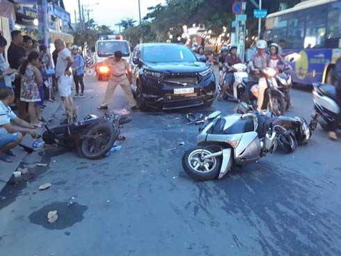 TP.HCM: Ô tô tông liên hoàn 3 xe máy rồi bỏ chạy khiến 3 người nhập viện cấp cứu, trong đó có trẻ em
