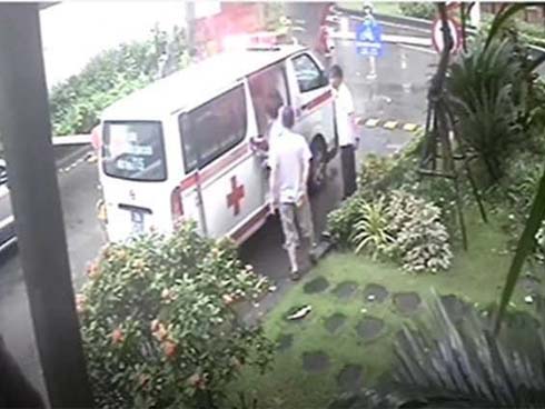 Người chặn xe cấp cứu bị cảnh sát giao thông lập biên bản, tạm giữ xe-3