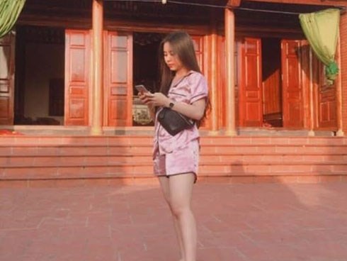 Cô gái bị chỉ trích vì mặc đồ ngủ lên chùa và sự thật khiến tất cả lắc đầu, bật cười