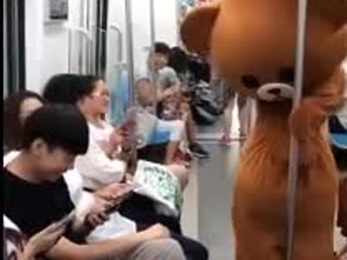 Vợ nhảy lên nắp capo đánh ghen, chồng vẫn nhấn ga bỏ đi cùng nhân tình khiến cả phố nháo nhác-1