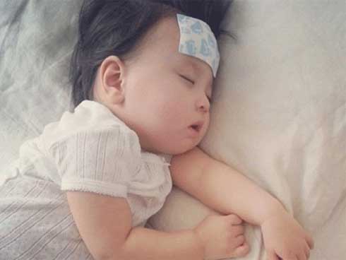 Gắp ốc vít hoen gỉ trong mũi bé trai 3 tuổi-2