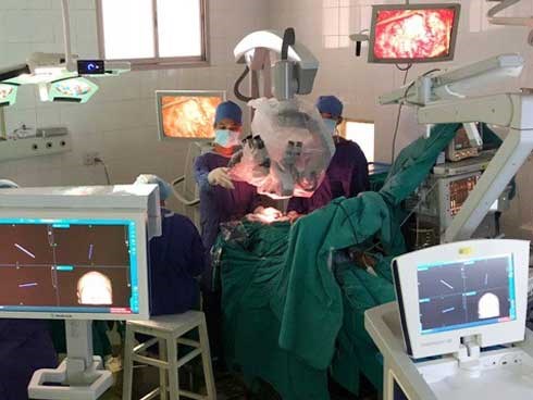 Bé trai mắc u thân não