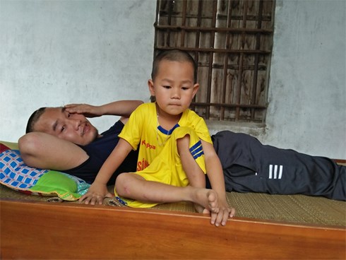 Cuộc sống bi đát của người chồng bệnh tật bị vợ hắt hủi