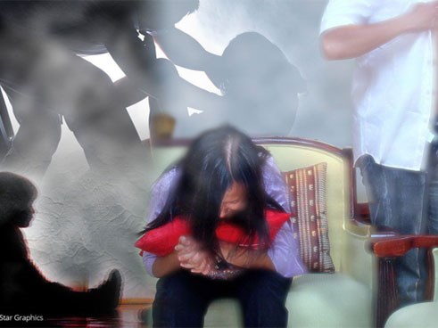 Theo mẹ về nhà chồng sống cùng cha dượng, bé gái rơi vào