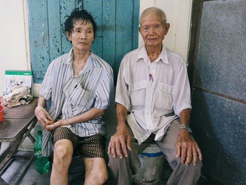 Câu chuyện đáng thương phía sau bức ảnh cụ ông ở Đà Nẵng cứ 8 giờ tối là đến siêu thị mua cơm thanh lý 10.000 đồng