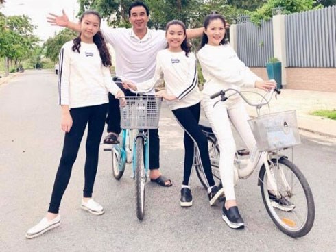 Giản dị nhưng độc lạ như Quyền Linh, kỉ niệm 13 năm ngày cưới với dép tổ ong và xe đạp