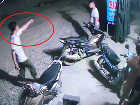 Mâu thuẫn làm ăn, rút súng bắn đối thủ tại bến xe khách Mỹ Đình