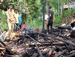 Mâu thuẫn gia đình, chồng đổ xăng đốt nhà khiến 3 người bỏng nặng-3
