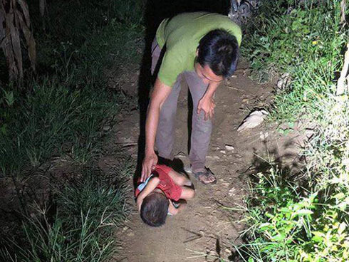 Thực hư bức ảnh cháu bé 1 tháng ngủ vỉa hè để mẹ đi nhặt rác kiếm tiền mua sữa?-2