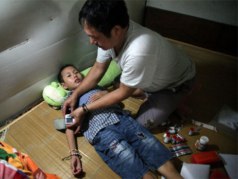 Vừa ngồi vào quán phở, tài xế trung niên đã nghe điện thoại rồi ôm chặt miệng, chực khóc-2