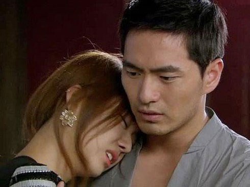 Phát hiện chiếc áo bí mật trong cốp xe của vợ, chồng ôm mặt khóc nức nở