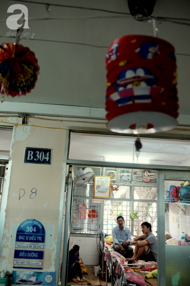 Tâm sự quặn lòng của người mẹ một mình chăm con ung thư vòm họng: Bé mới đón trung thu lần đầu trong viện, không biết còn có lần sau”-8