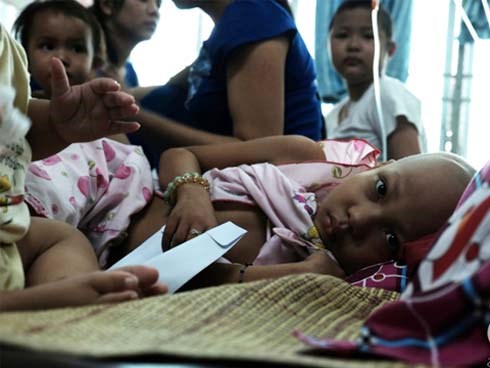 Tâm sự quặn lòng của người mẹ một mình chăm con ung thư vòm họng: “Bé mới đón trung thu lần đầu trong viện, không biết còn có lần sau”