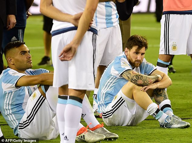 Messi và Neymar bật khóc khi Argentina đánh bại Brazil