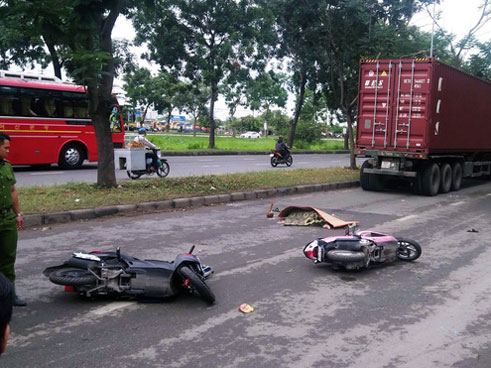 Theo mẹ và em song sinh đến trường, bé gái 14 tuổi ở Bình Dương bị xe container cán nát bàn tay-4