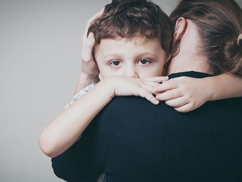 Chỉ vì một vé trò chơi 10 nghìn đồng mà chồng tôi nỡ đối xử tệ bạc với đứa cháu đáng thương