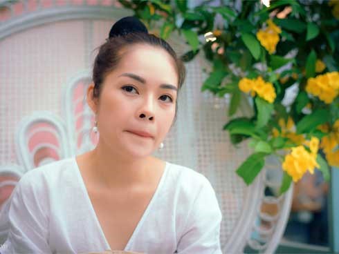 Dương Cẩm Lynh: 'Tôi khóc cả tháng, chới với khi ôm con ra ngoài sống'