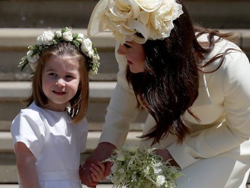 Có một cử chỉ mà Hoàng tử William và Công nương Kate luôn làm khi nói chuyện với các con của mình khiến phụ huynh thế giới phải ngưỡng mộ
