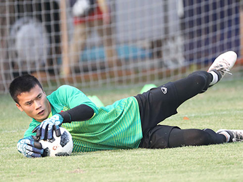 Thủ môn Bùi Tiến Dũng tố trọng tài xử ép khiến đội nhà bị chia điểm-3