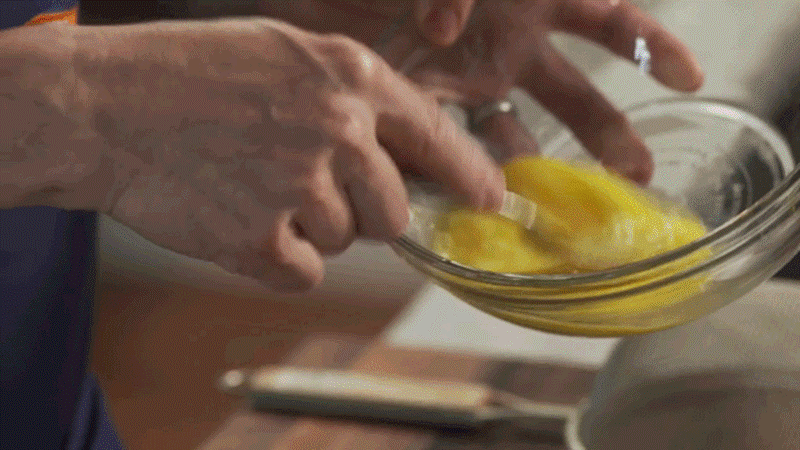 Trứng chiên hay ốp là xưa rồi, giờ đây bạn có thể làm món trứng khuấy với nước ngon thượng hạng-3