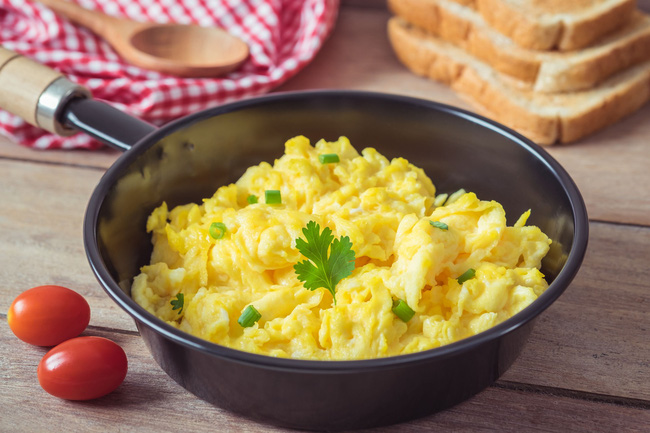 Trứng chiên hay ốp là xưa rồi, giờ đây bạn có thể làm món trứng khuấy với nước ngon thượng hạng-1