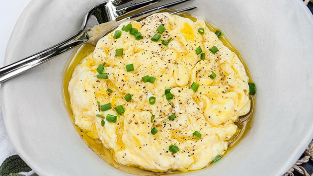 Trứng chiên hay ốp là xưa rồi, giờ đây bạn có thể làm món trứng khuấy với nước ngon thượng hạng-7