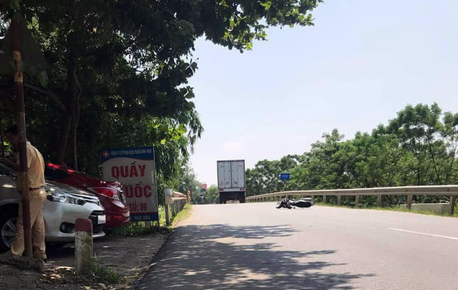 Nam thanh niên phóng xe máy tốc độ cao tông thẳng vào CSGT-1