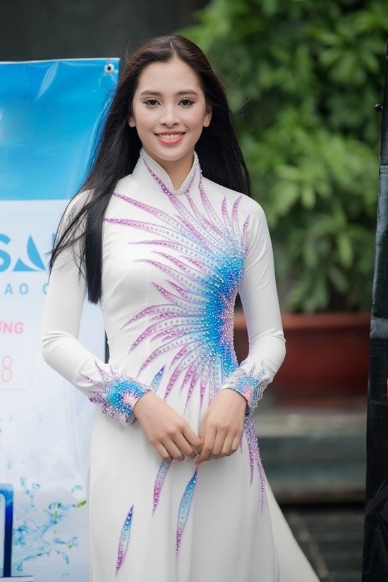 Loạt ảnh ăn quán vỉa hè, lí lắc với bạn hay selfie” tự sướng của Tân Hoa hậu Việt Nam 2018 được hé lộ-1