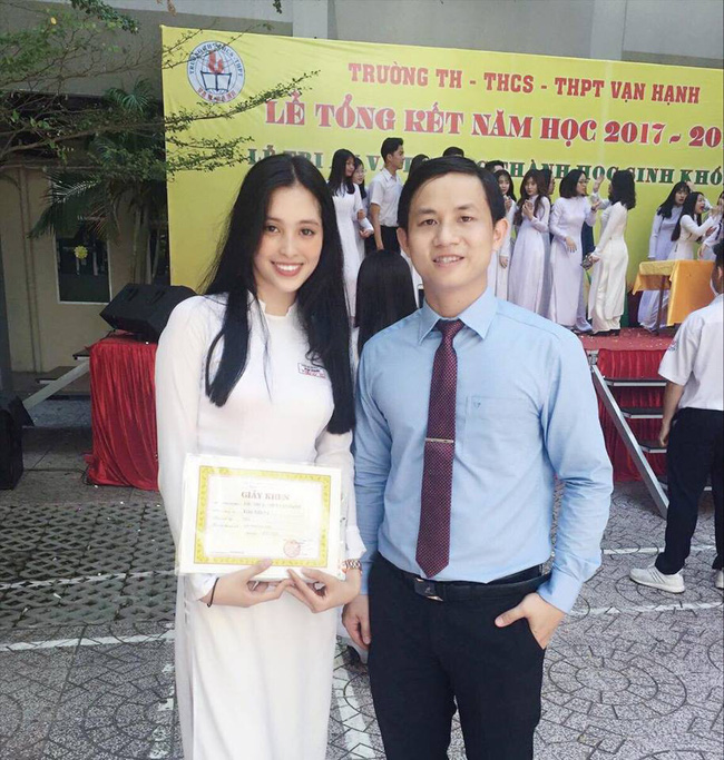 Loạt ảnh ăn quán vỉa hè, lí lắc với bạn hay selfie” tự sướng của Tân Hoa hậu Việt Nam 2018 được hé lộ-9