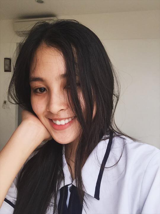 Loạt ảnh ăn quán vỉa hè, lí lắc với bạn hay selfie” tự sướng của Tân Hoa hậu Việt Nam 2018 được hé lộ-3