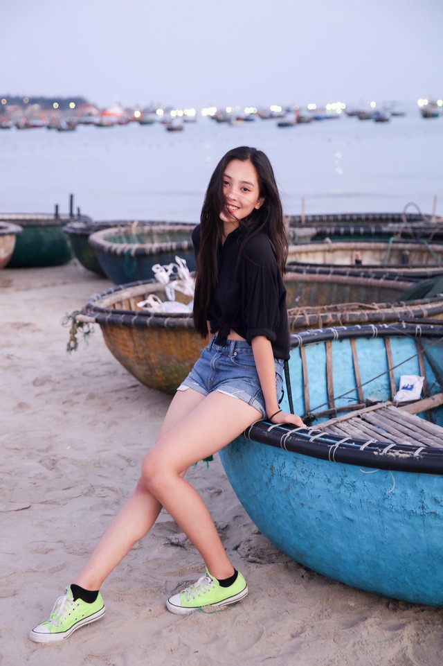 Loạt ảnh ăn quán vỉa hè, lí lắc với bạn hay selfie” tự sướng của Tân Hoa hậu Việt Nam 2018 được hé lộ-10
