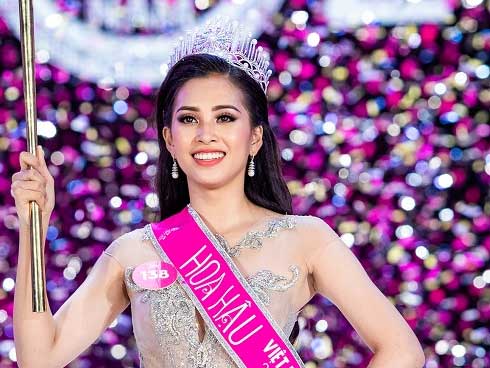 Mẹ của Trần Tiểu Vy nghẹn ngào không nói nên lời khi con gái đăng quang hoa hậu-1