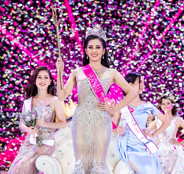 Nhan sắc tân hoa hậu Trần Tiểu Vy rực rỡ là thế nhưng vẫn đôi phần lép vé nếu so với Á hậu 1 Bùi Phương Nga-18