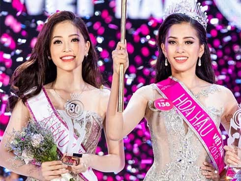 Nhan sắc tân hoa hậu Trần Tiểu Vy rực rỡ là thế nhưng vẫn đôi phần lép vé nếu so với Á hậu 1 Bùi Phương Nga
