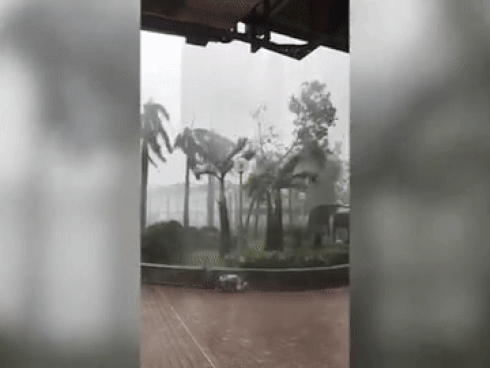 Clip: Kinh hoàng gió thổi bay 2 bố con trong bão MANGKHUT