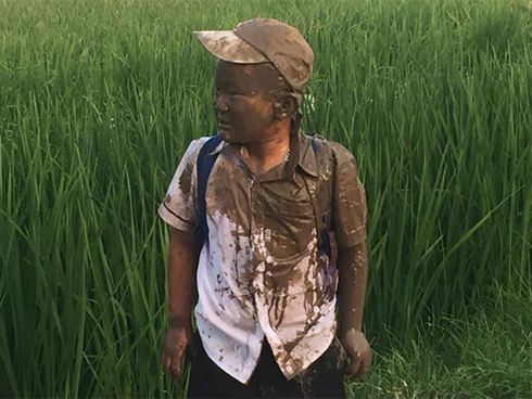 Lái xe cắm đầu xuống hồ Trúc Bạch - Hà Nội, tài xế còn đòi nổ máy lùi xe lên-2