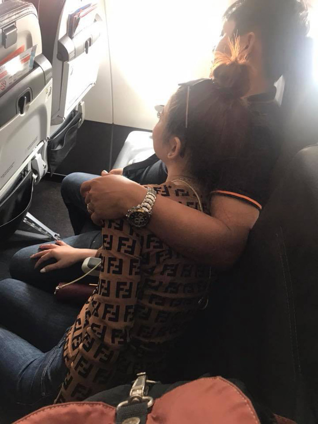 Đi máy bay vô tình phát hiện vụ ngoại tình chỉ bằng 1 câu nói, nữ hành khách chia sẻ để mẹ nào nhận ra chồng thì đem về ngay-2