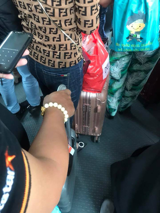 Đi máy bay vô tình phát hiện vụ ngoại tình chỉ bằng 1 câu nói, nữ hành khách chia sẻ để mẹ nào nhận ra chồng thì đem về ngay-4