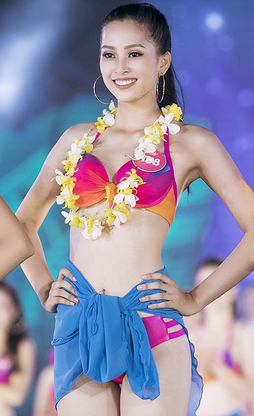 Dù mới 18 tuổi, Hoa Hậu Trần Tiểu Vy vẫn diện bikini vô cùng nóng bỏng-2