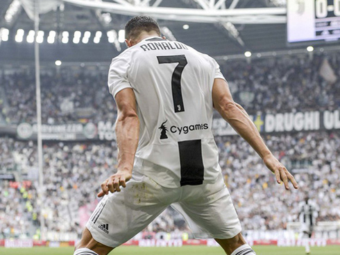 Georgina bồng bế hai con nhỏ đến sân, chứng kiến Ronaldo lập kỷ lục mới-6