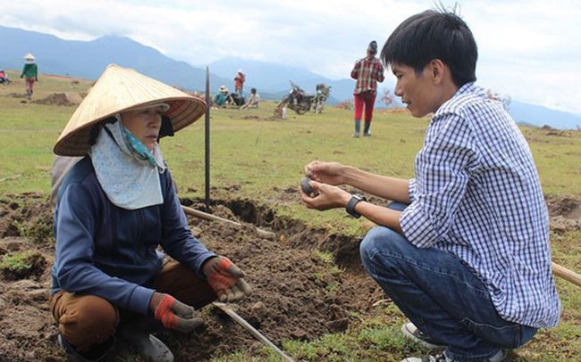 Phú Yên: Đổ xô đi đào loại đá đen lấp lánh dưới đáy hồ thủy điện-1