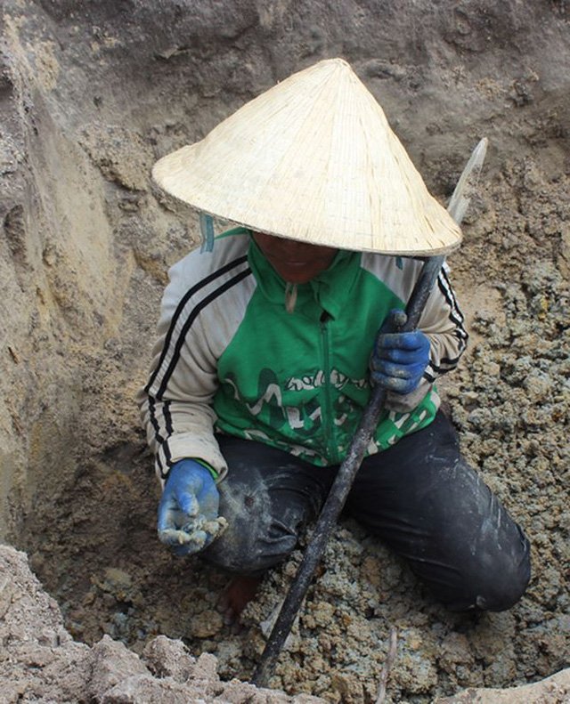 Phú Yên: Đổ xô đi đào loại đá đen lấp lánh dưới đáy hồ thủy điện-3