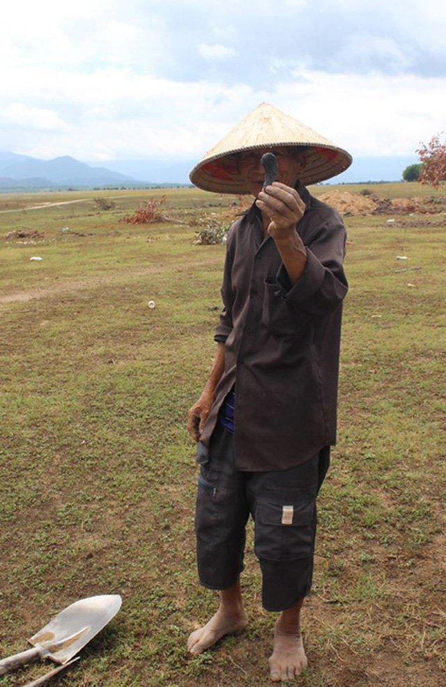 Phú Yên: Đổ xô đi đào loại đá đen lấp lánh dưới đáy hồ thủy điện-5