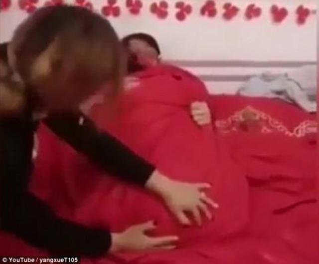 Cô dâu, chú rể bị quan khách ép động phòng ngay trong đám cưới-3