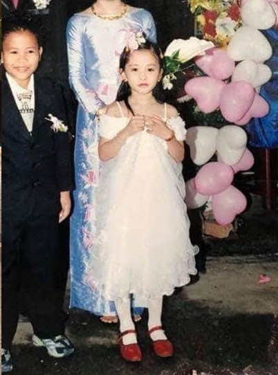 Loạt ảnh ngố tàu, đáng yêu ngày bé của Hoa hậu Việt Nam 2018-8