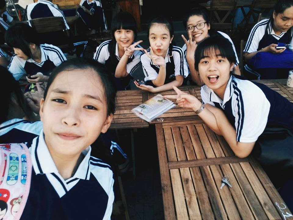 Loạt ảnh ngố tàu, đáng yêu ngày bé của Hoa hậu Việt Nam 2018-9